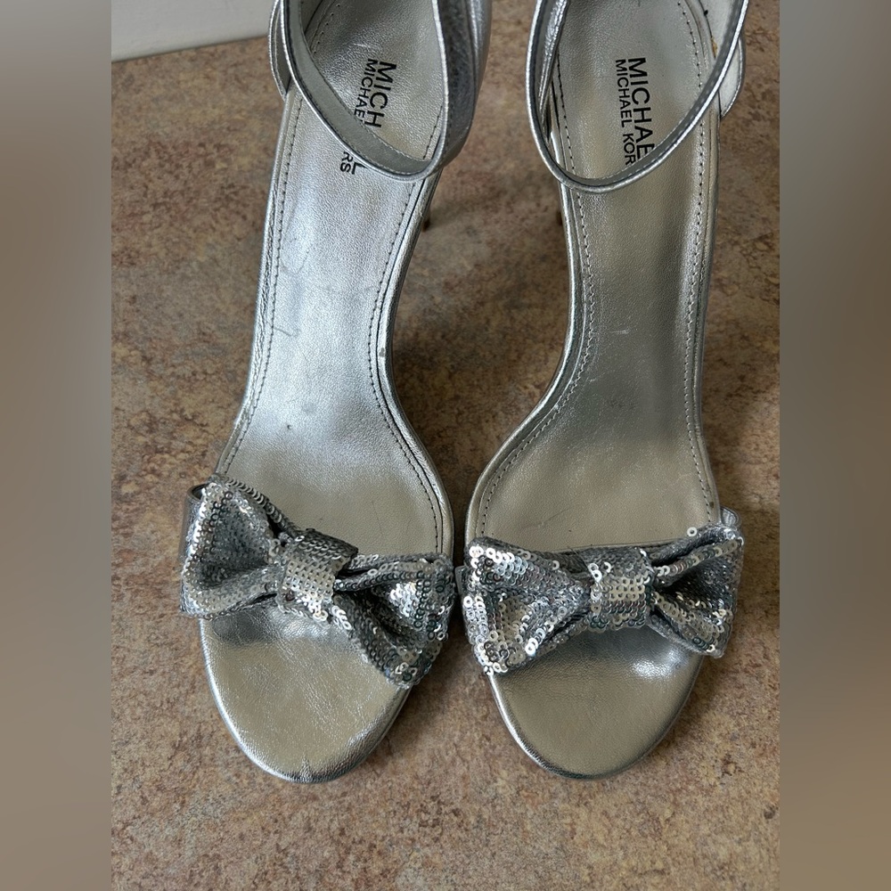 Michael Kors Metallic Silver 4” Heels with sequins Bow size 9 - Picture 5 of 10